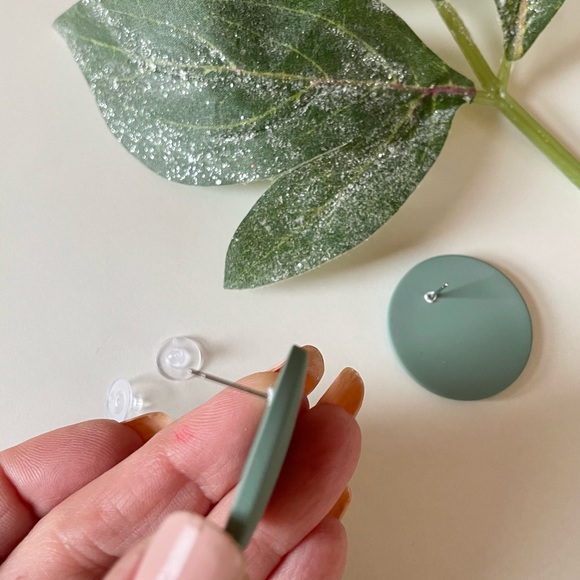 Greenish/Gray Round Button Style Disk Earrings, retro 50s 60s 90s NWT - Picture 4 of 4